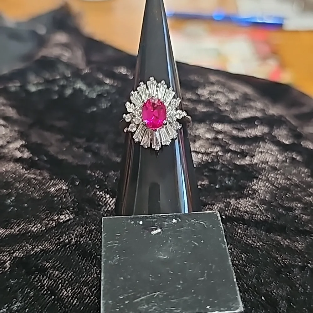 GORGEOUS Goldtone Ring size 8 - Picture 2 of 5